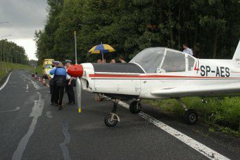 Awionetka awaryjnie lądowała na autostradzie