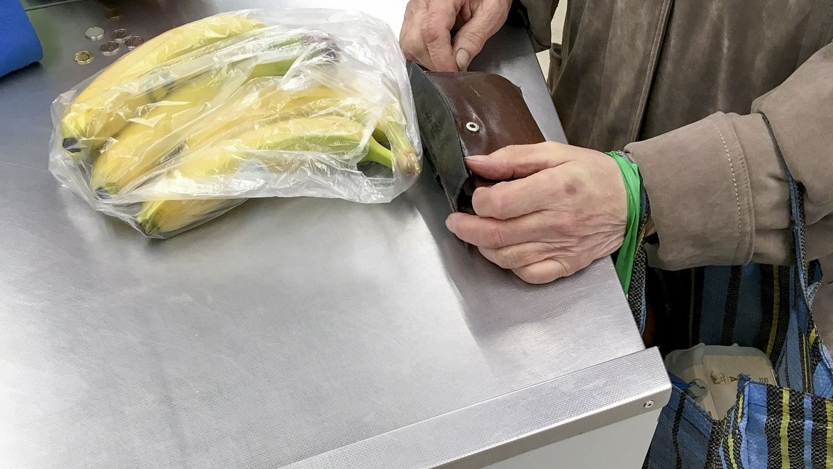 Duża część emerytów i rencistów jest zachwycona podwyżkami. - Najpierw się zabiera, a potem daje - mówią jednak byli wojskowi.