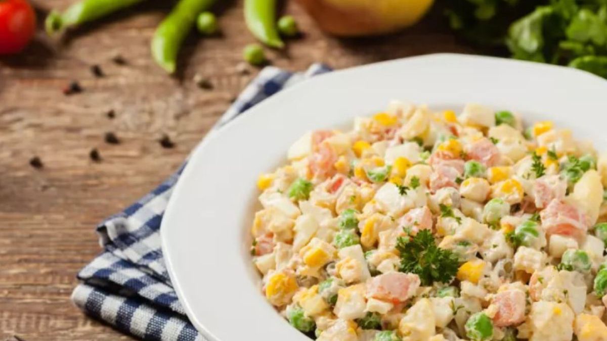 Sałatka jarzynowa babci; źródło: AdobeStock