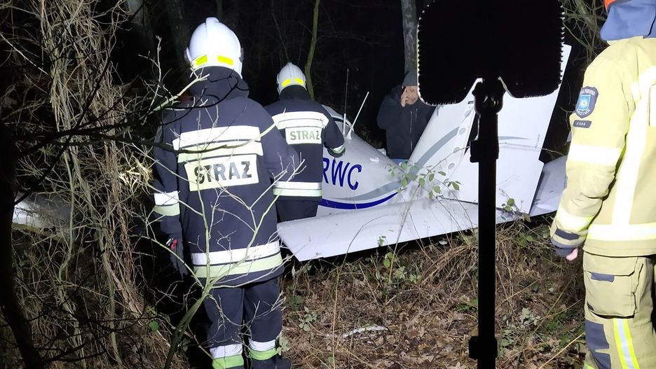 Awionetka wylądowała w trudno dostępnym kompleksie leśnym. 