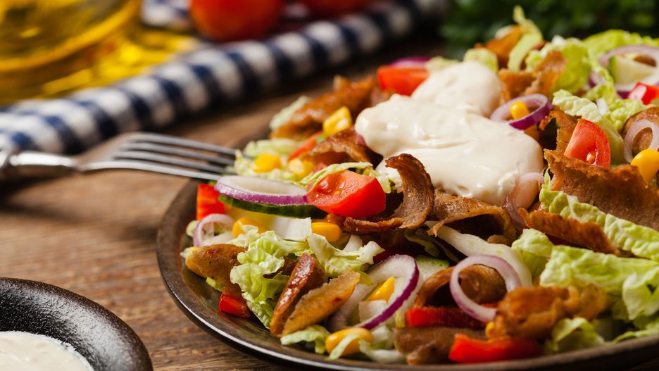 Sałatka gyros - ten przepis to hit. Jak ją zrobić?