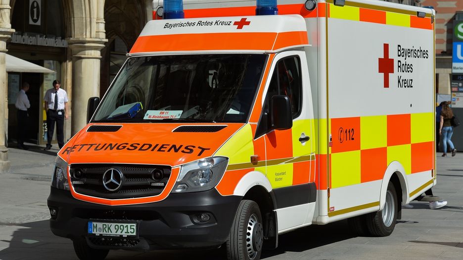 Mężczyźni zostali przygwożdżeni do ziemi zawalonym rusztowaniem