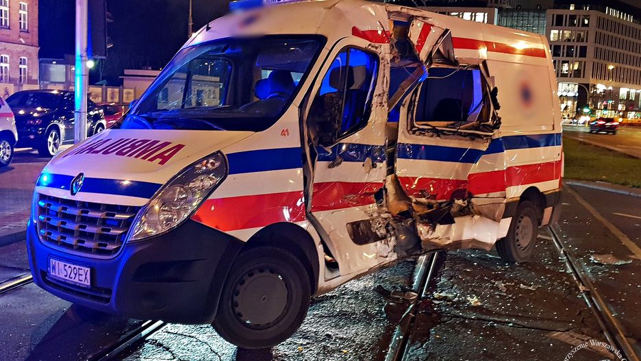 Tak wyglądał ambulans prywatnej firmy przewozowej po zderzeniu z tramwajem