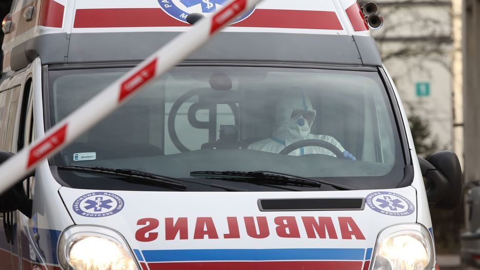 Koronawirus w Polsce. Ratowniczka z pogotowia dostała wypowiedzenie. Wcześniej opisała problem