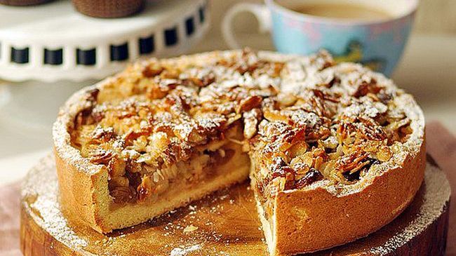 Wyśmienita szarlotka z migdałami, rodzynkami i miodem. Ciasto na jesienny podwieczorek