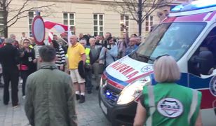 Policjanci nie wpuścili karetki na sygnale