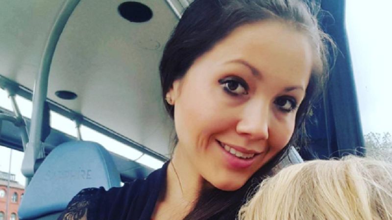 Kobieta nadal karmi piersią swoja pięcioletnią córkę