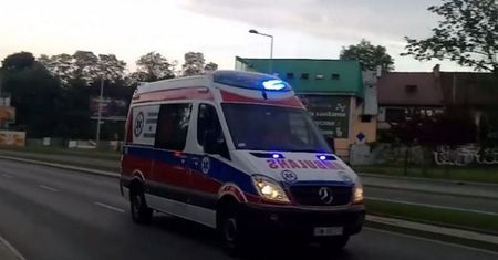 Karetka na sygnale wiozła pacjenta. Na pasach potrąciła dziewczynkę