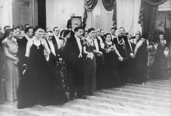 Maria Wojciechowska odstawała od elit, które chciały bawić się na balach takich jak ten na zdjęciu, w kasynie oficerskim 