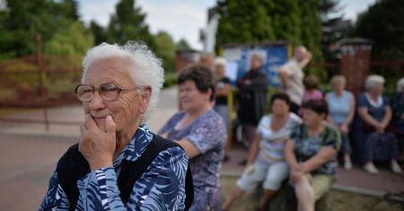 Emerytury tak niskie, że trzeba dorabiać. Ponad 400 tys. kobiet pracuje po sześćdziesiątce