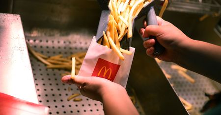 McDonald's oszukuje na frytkach? Sieć odpowiada: To bzdury. Nie uczymy żadnych sekretnych trików