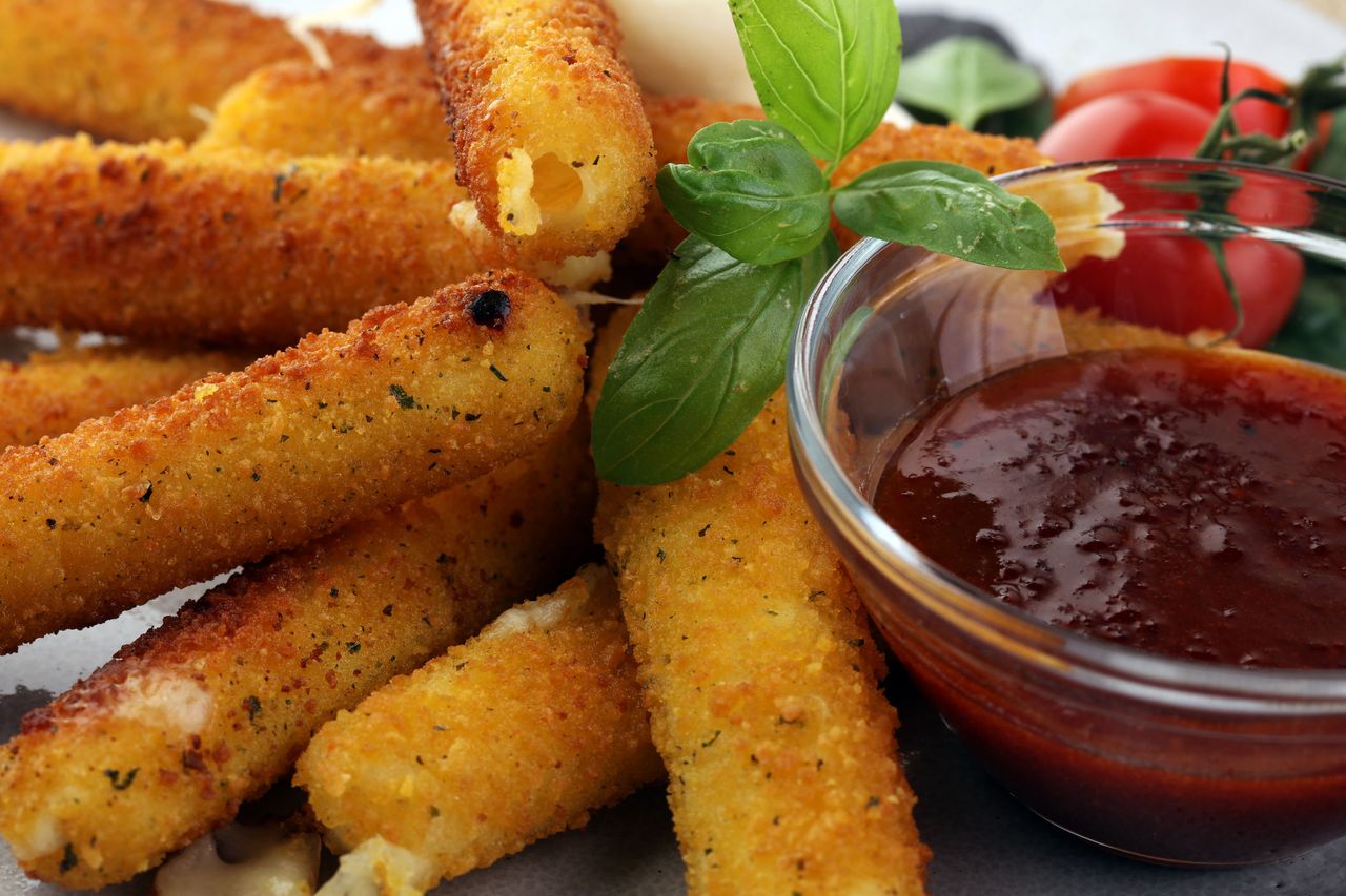 Frytki halloumi. Zrób, jeśli znudziły ci się smażone ziemniaki