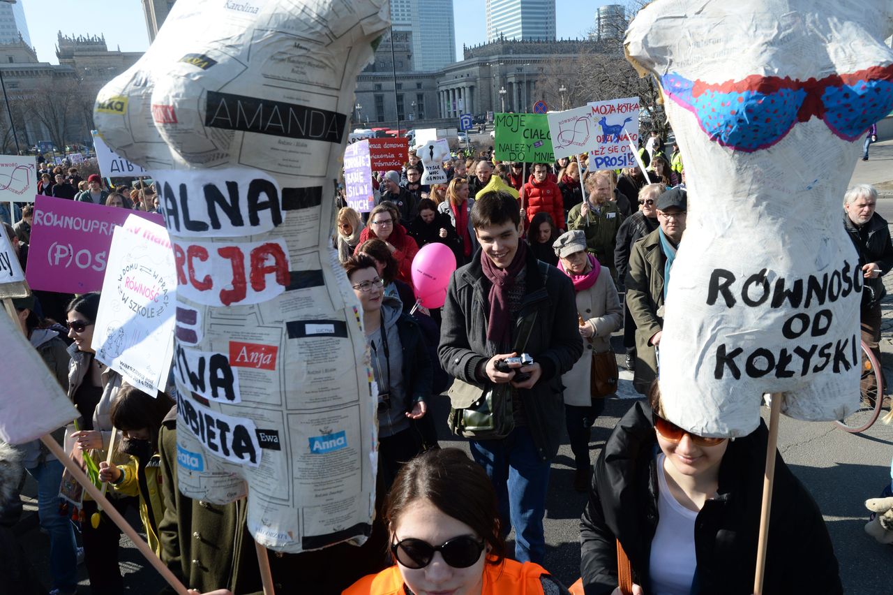 "Dzień Bezpiecznej Aborcji". Feministki idą na Warszawę, miasto nic nie może, liderka ruchu pro-life protestuje