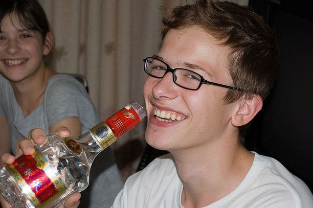 Nastolatek z butelką wódki 