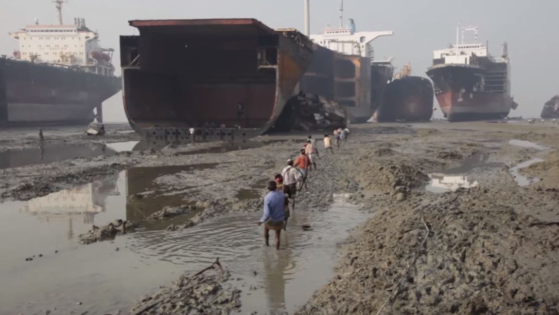 Przy rozbiórce pracują dziennie setki tysięcy ludzi.