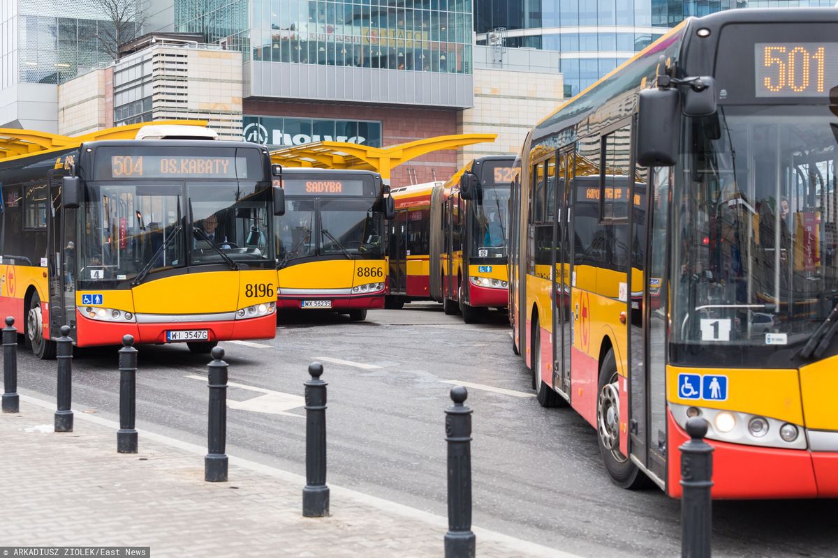 Warszawa. Komunikacja miejska 1 listopada. Dodatkowe linie autobusowe, żeby dojechać na cmentarz we Wszystkich Świętych