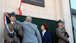 Tablicę upamiętniającą odsłaniają dzieci rotmistrza