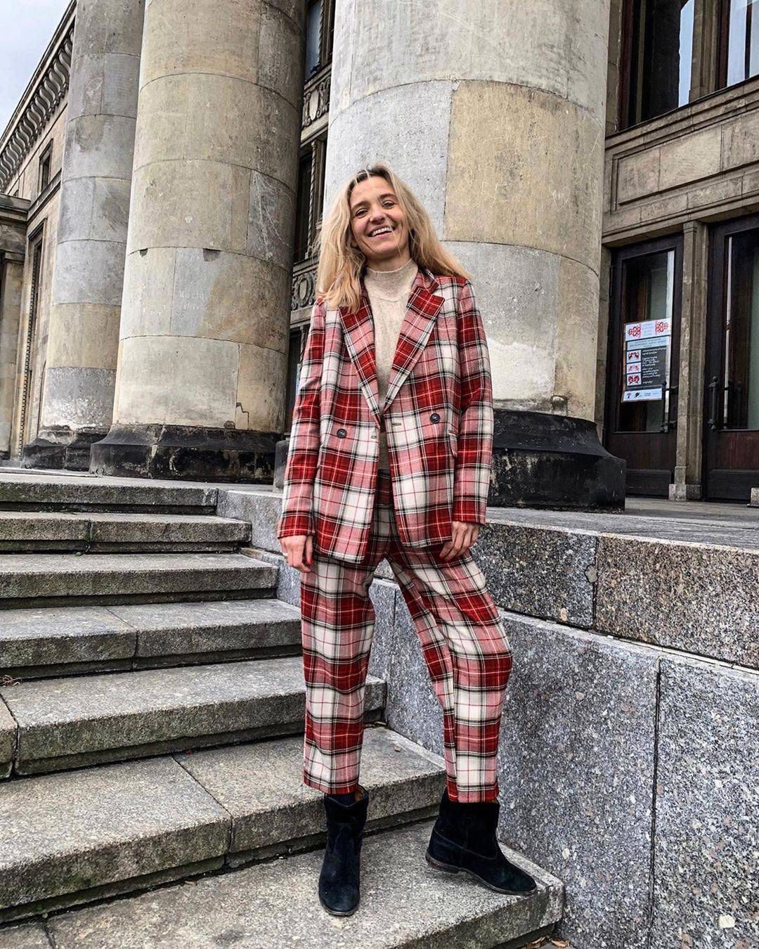 Joanna Koroniewska w garniturze w kratkę