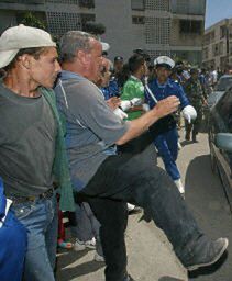 Prezydent Algierii obrzucony kamieniami