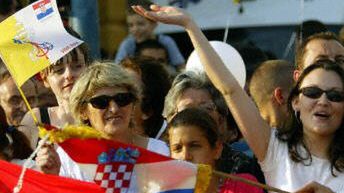 Tłumy witające papieża w Chorwacji