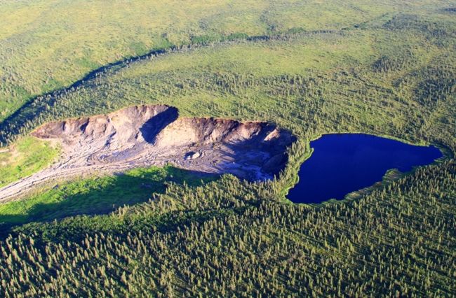 (Jezioro w rejonie Fort McPherson, Kanada, fot. Scott Zolkos) 