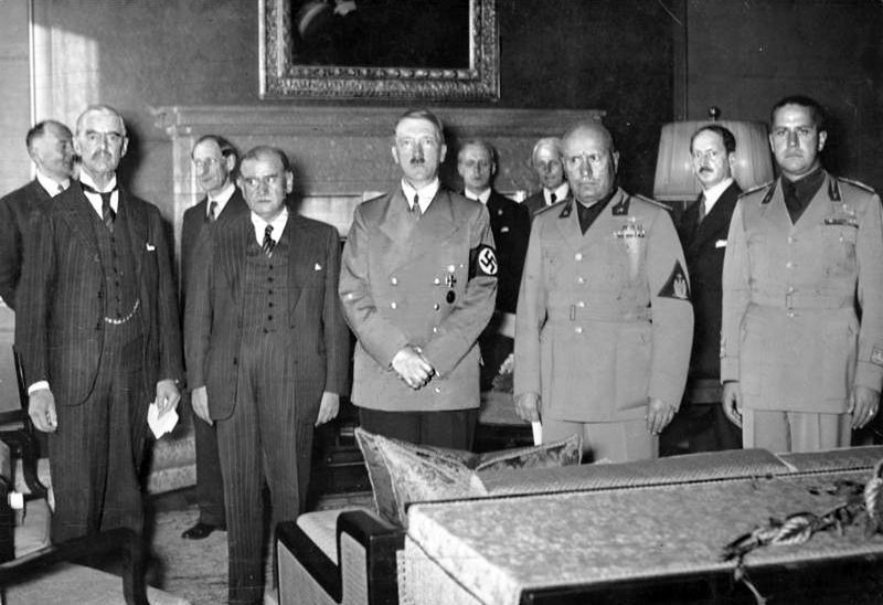 Sygnatariusze traktatu monachijskiego. Od lewej Neville Chamberlain, Édouard Daladier, Adolf Hitler, Benito Mussolini i Galeazzo Ciano. Zdjęcie wykonane 29 września 1938 roku 