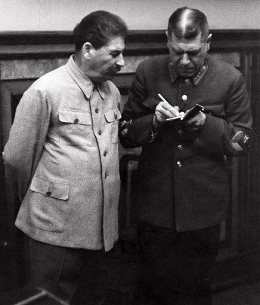 Stalin nie miał zaufania ani do Hitlera ani do zachodnich demokracji. W związku z tym postanowił skorzystać z oferty tego, kto więcej zaoferuje 