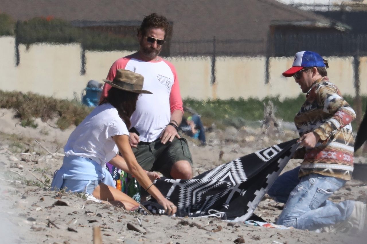 Gerard Butler wypoczywa na plaży ze znajomymi. Mimo pandemii