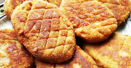 Pikantne kotlety ziemniaczane z kiełbasą i pieczarkami