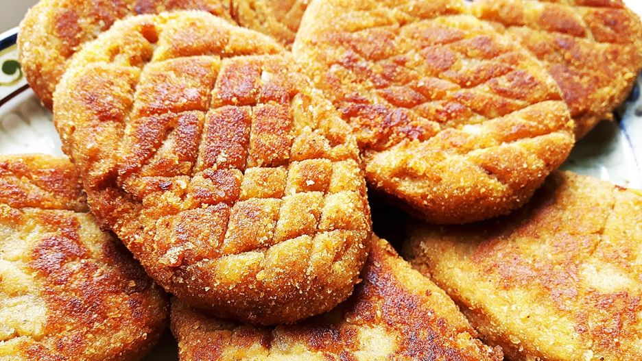 Pikantne kotlety ziemniaczane z kiełbasa i pieczarkami