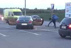 Wandale w Bentleyu wyrzucają śmieci. Motocyklista wymierzył im karę