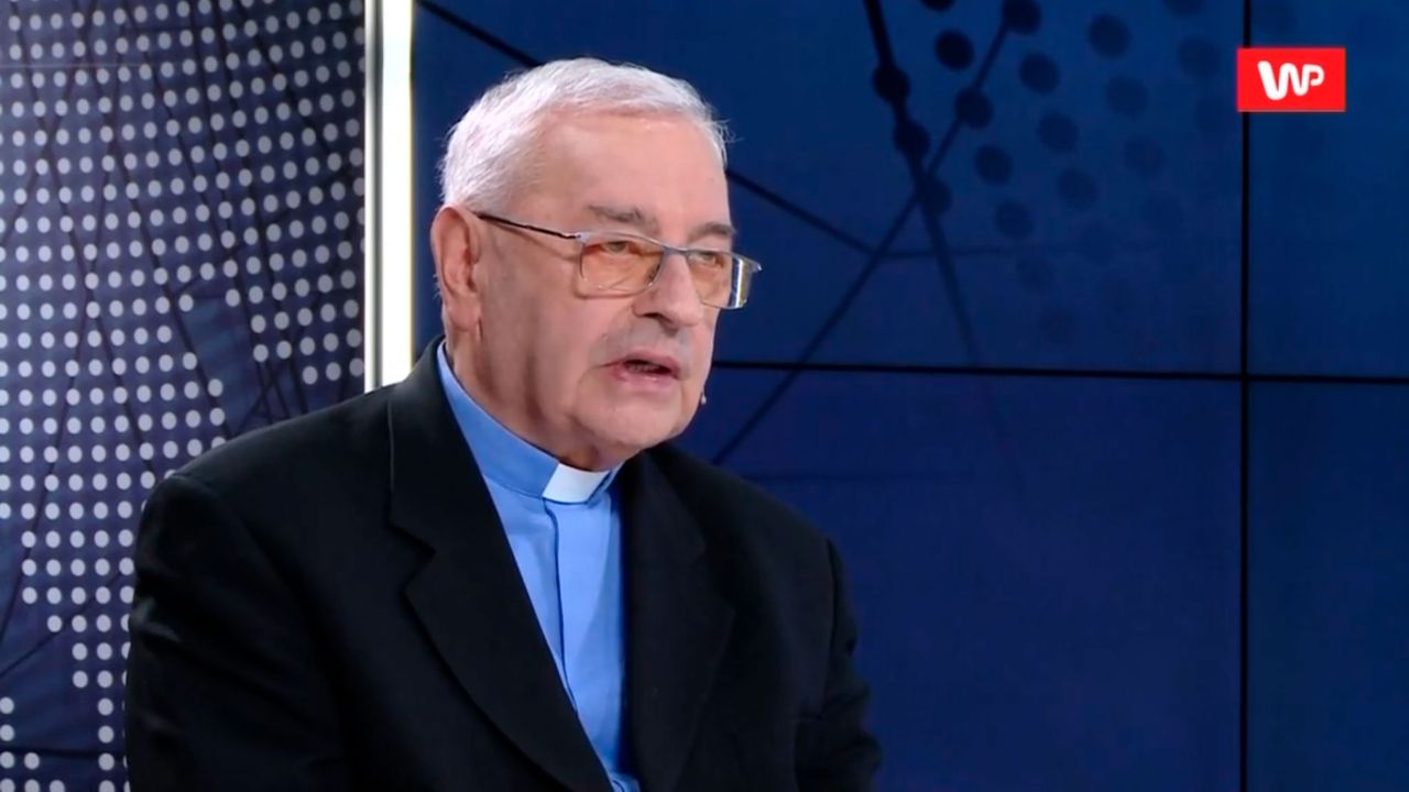 Biskup Tadeusz Pieronek udziela wywiadu francuskiej telewizji. "Nie ma demokracji w Polsce, są tylko jej pozory"