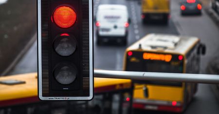 Drogi przemówią do samochodów, nie będziemy stawać na czerwonym. Idzie technologia C-ITS