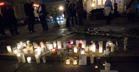 Na pl. Defilad w Warszawie zapłonęły znicze. "Ja zwykły szary człowiek. Obudźcie się"