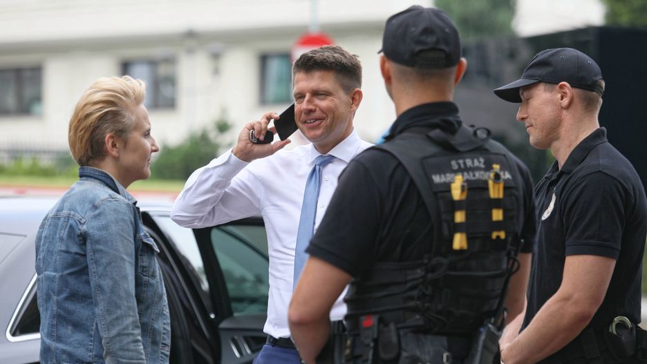 Ryszard Petru sprawdzany przez Straż Marszałkowską. Wjazd na teren Sejmu, piątek.