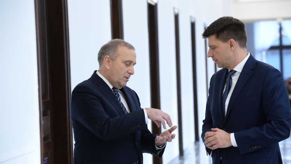 Lider PO Grzegorz Schetyna rozmawia z Ryszardem Petru