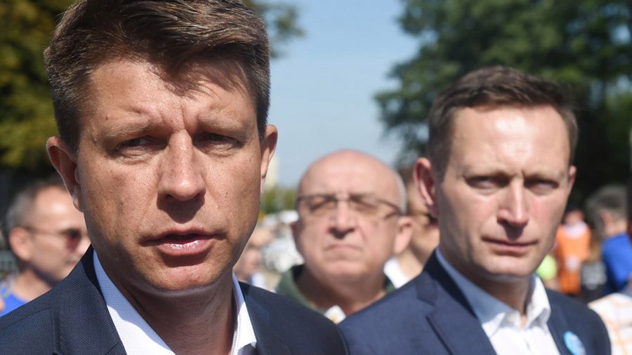 Ryszard Petru i Paweł Rabiej przed Stadionem Narodowym