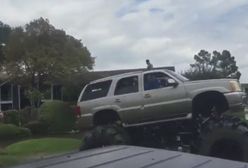 Monster truck wyciąga wojskową ciężarówkę z wody. Takie rzeczy tylko w Ameryce