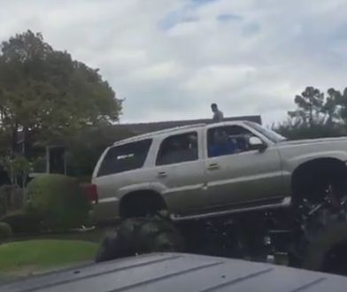 Monster truck wyciąga wojskową ciężarówkę z wody. Takie rzeczy tylko w Ameryce