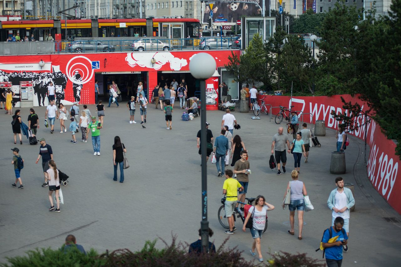 Pojawiły się wyświetlacze na "patelni". Mają pomóc pasażerom w przesiadkach