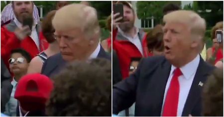 Donald Trump podpisuje czapkę nastoletniego fana, później... wyrzuca ją w tłum