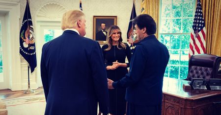 Melania Trump z premierem Pakistanu. Fani wychwycili błysk w jej oku