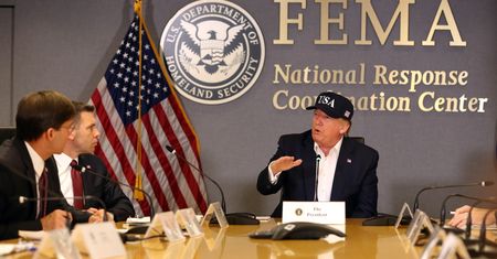 Huragan Dorian. Tak Donald Trump walczy z żywiołem. Gra w golfa, tweetuje i sieje dezinformację