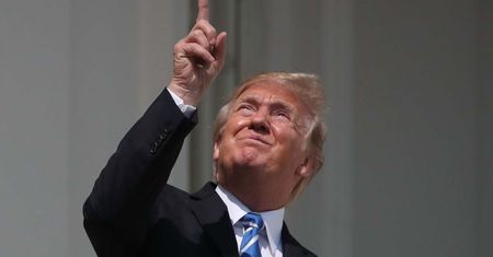 Wpadka Donalda Trumpa. Tak oglądał zaćmienie Słońca