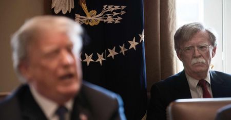 Kolejny doradca wbija Trumpowi nóż w plecy. John Bolton burzy linię obrony Trumpa ws. impeachmentu