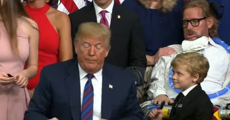 Mały chłopiec nie dał się zignorować Trumpowi. Jego reakcja wzrusza do łez