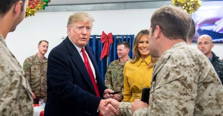 Donald Trump złożył niespodziewaną wizytę w Iraku. Twierdzi, że nie wycofa swojej armii
