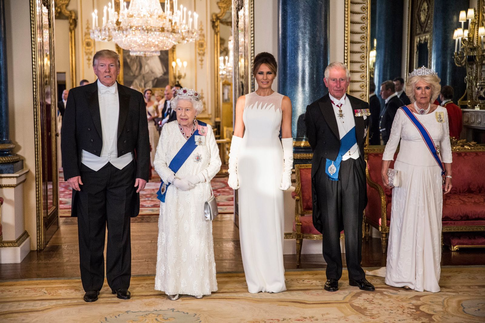 Królowa Elżbieta II przyjęła Donlada Trumpa w pałacu Buckingham. Uwagę obserwatorów przykuły poważne miny na zdjęciu