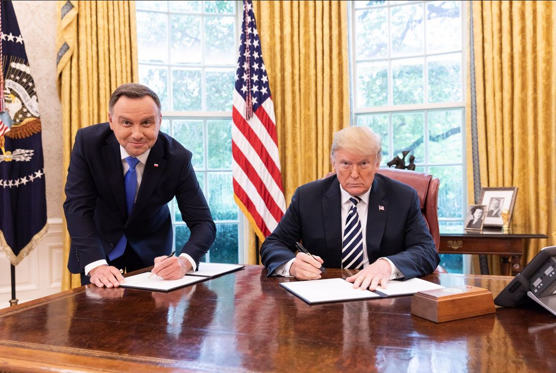 USA: Andrzej Duda podpisywał dokument na stojąco