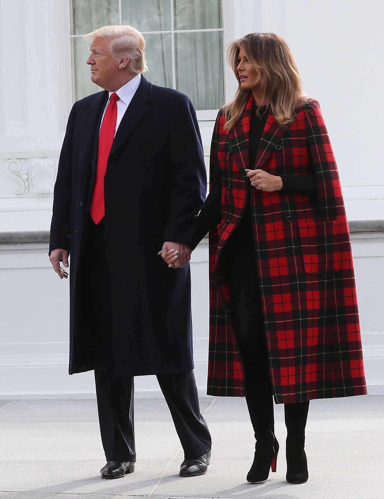 Melania i Donald Trumpowie powitali choinkę. Ich gesty mogą zdziwić